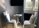 Gemütliche Sitzecke im Schlafzimmer mit Ausblick