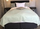 Stilvolles Schlafzimmer mit Doppelbett und edler Wandgestaltung