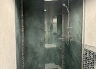 Exklusives Badezimmer mit großer Walk-in-Dusche