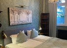 Stilvolles Schlafzimmer mit edlen Holzmöbeln und farbigen Akzenten