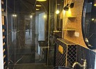 Elegantes Badezimmer in Marmoroptik mit goldenen Details