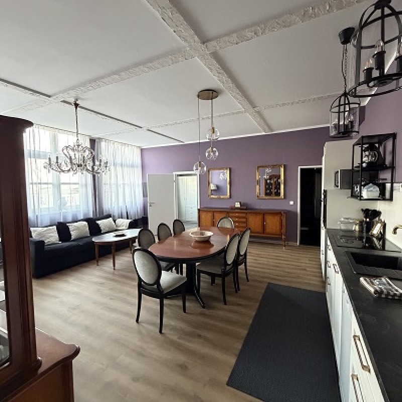 Modernes Wohnzimmer mit Essbereich – hell & stilvoll eingerichtet