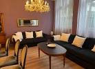 Gemütliche Sofaecke mit stilvoller Beleuchtung